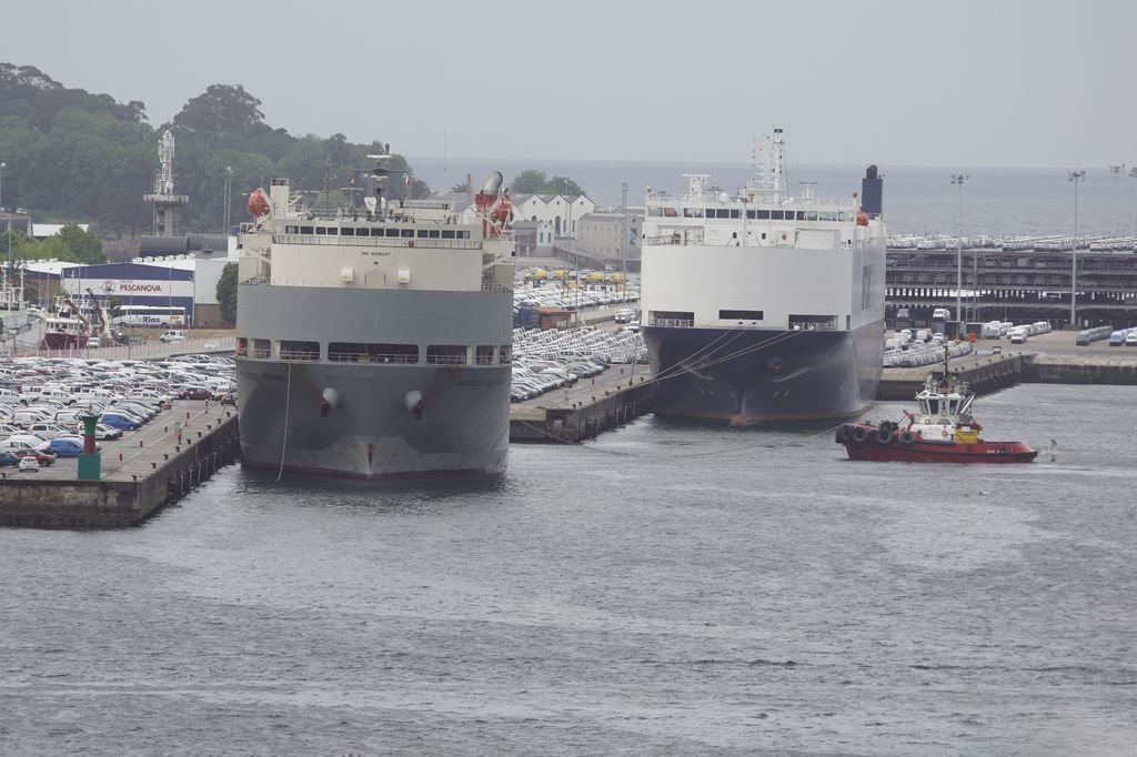 Dos grandes transbordadores operando en la terminal de Bouzas, de carga y descarga de vehículos y mercancía sobre ruedas.