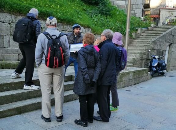 Turistas por Vigo con un guía, el pasado mes de enero.