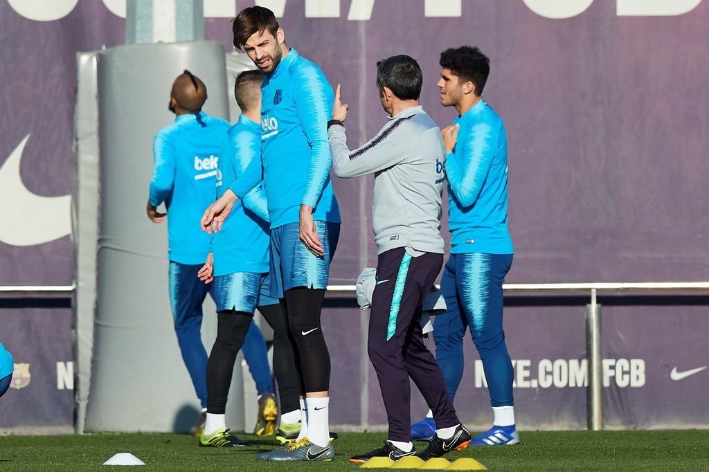 Gerard Piqué y Ernesto Valverde, ayer, en el entrenamiento del Barça.