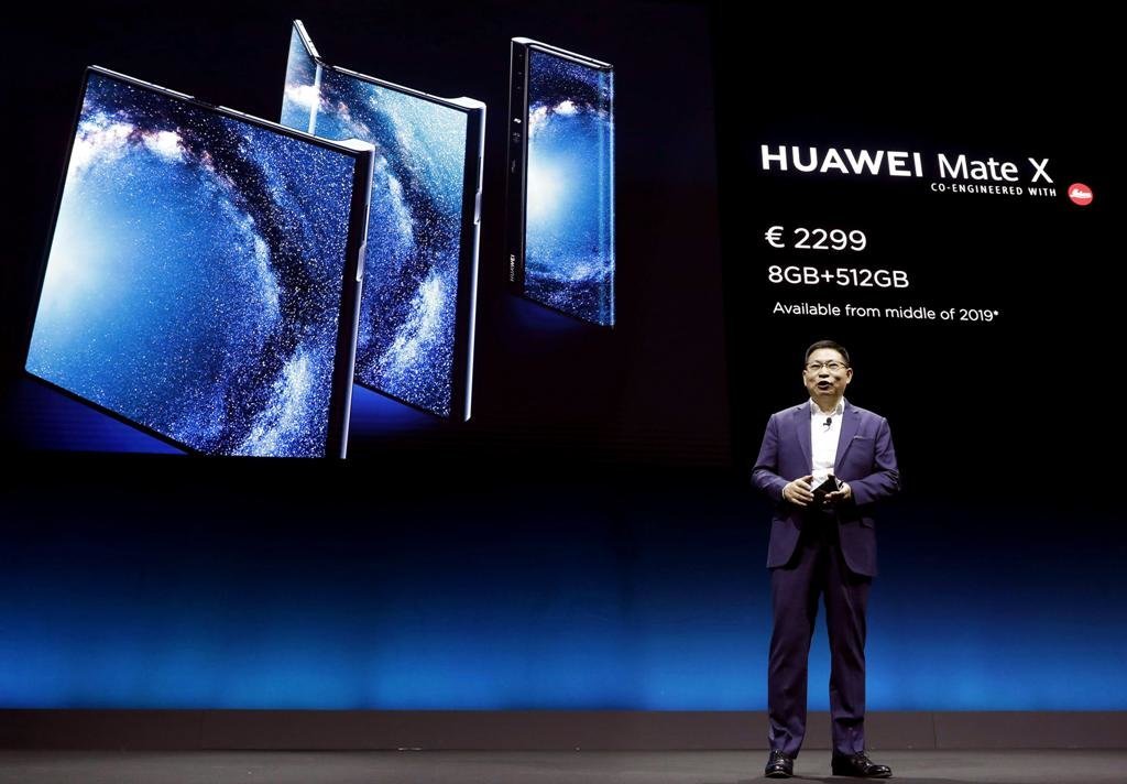 El directivo de Huawei Richard Yu presenta el plegable Mate X.