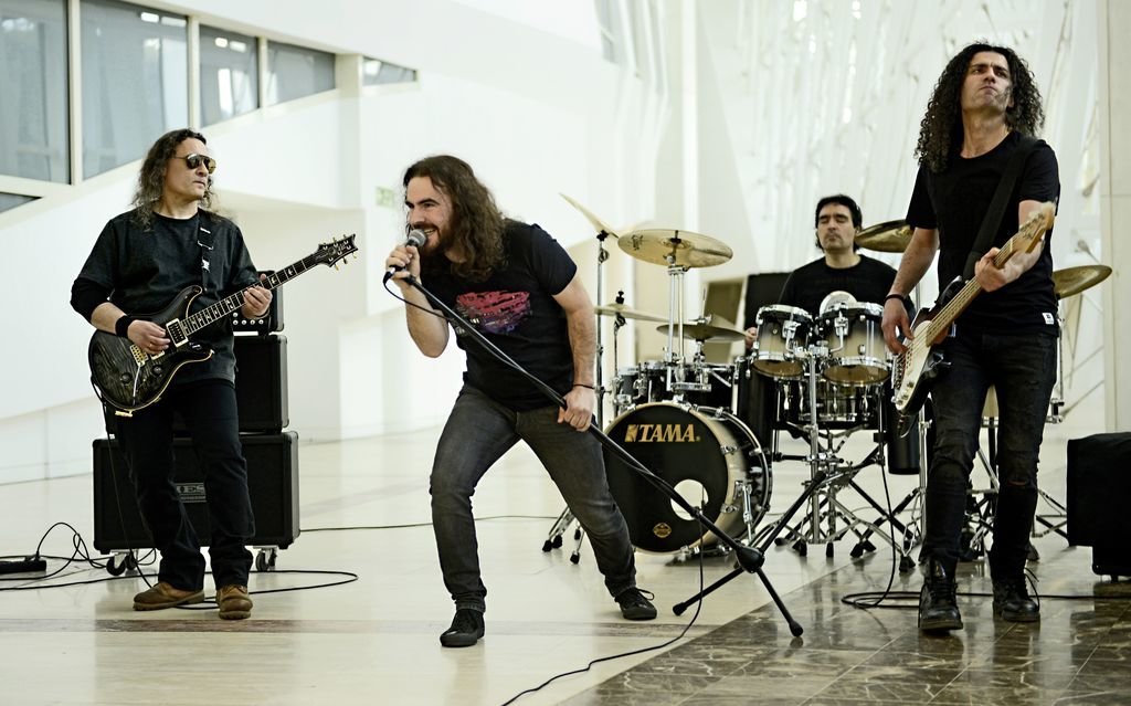 Alberto Cereijo (izquierda) junto a sus compañeros de la banda de rock N.E.O.