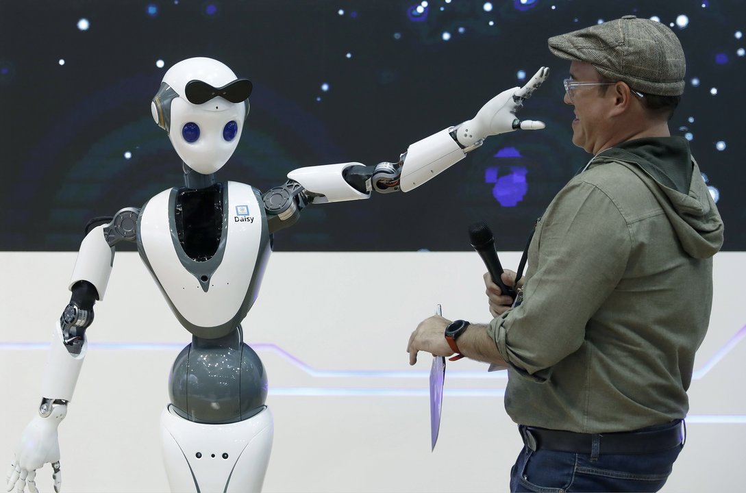 Un robot con tecnología 5G juega con uno de los asistentes al Mobile World Congress de Barcelona.