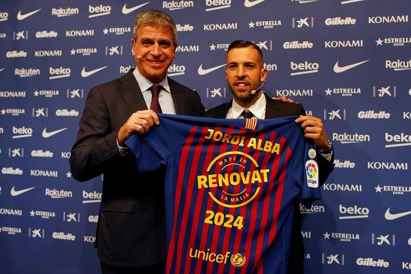 El defensa del Barcelona Jordi Alba junto al vicepresidente deportivo, Jordi Mestre