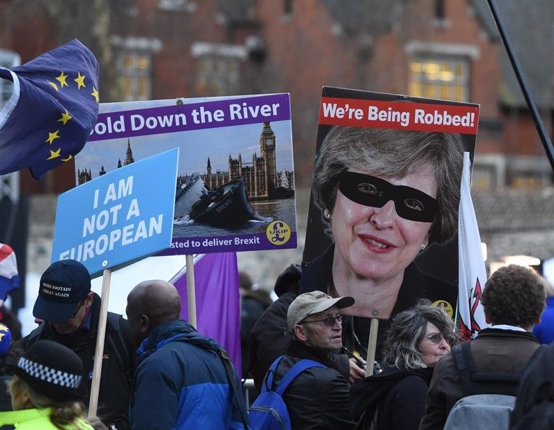 Partidarios del &#34;brexit&#34; protestaban ayer frente al Parlamento británico en Londres.