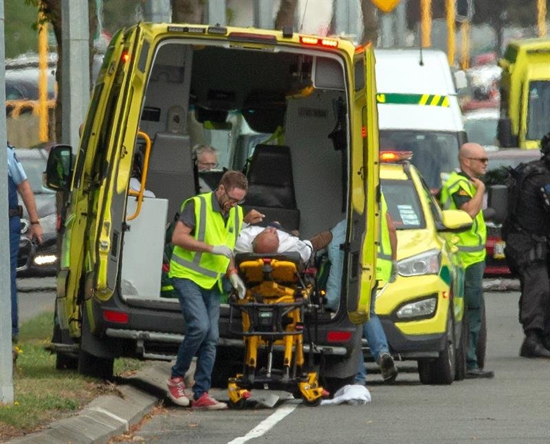 Un herido es trasladado en ambulancia tras el tiroteo perpetrado este viernes en dos mezquitas en la ciudad de Christchurch, Nueva Zelanda