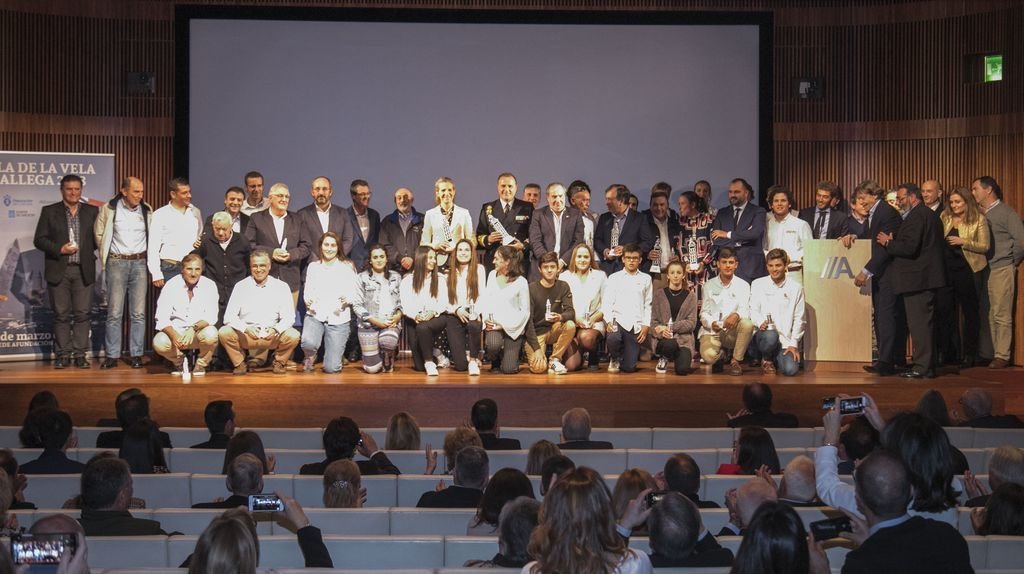 Los premiados en la Gala de la Vela Gallega posaron ayer al finalizar el acto en A Coruña.