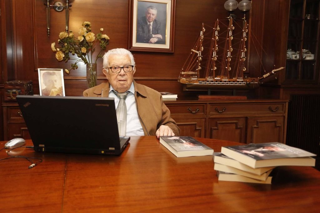 Paco Sabucedo, en su mesa, con el ordenador de sus rutinas, en Vigo.