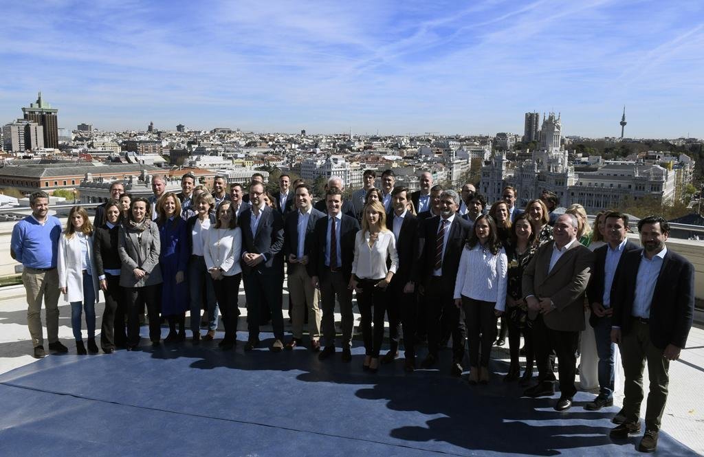 Pablo Casado, junto a los cabezas de lista del PP, en la terraza del Círculo de Bellas Artes de Madrid.