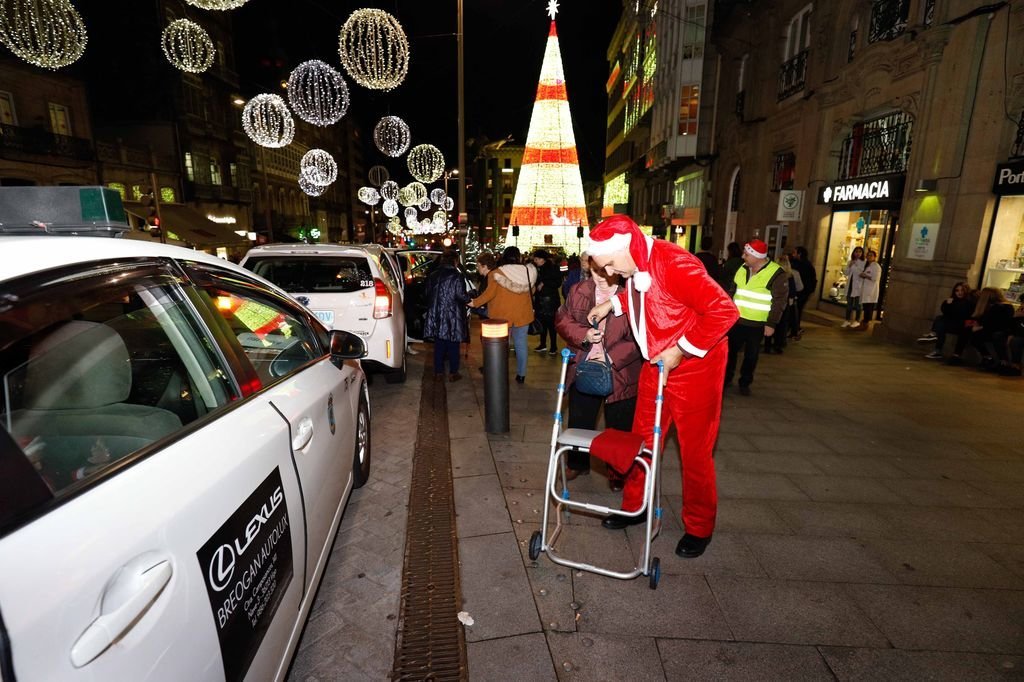 Los taxistas llevaron a 200 personas con movilidad reducida a ver las luces de Navidad.