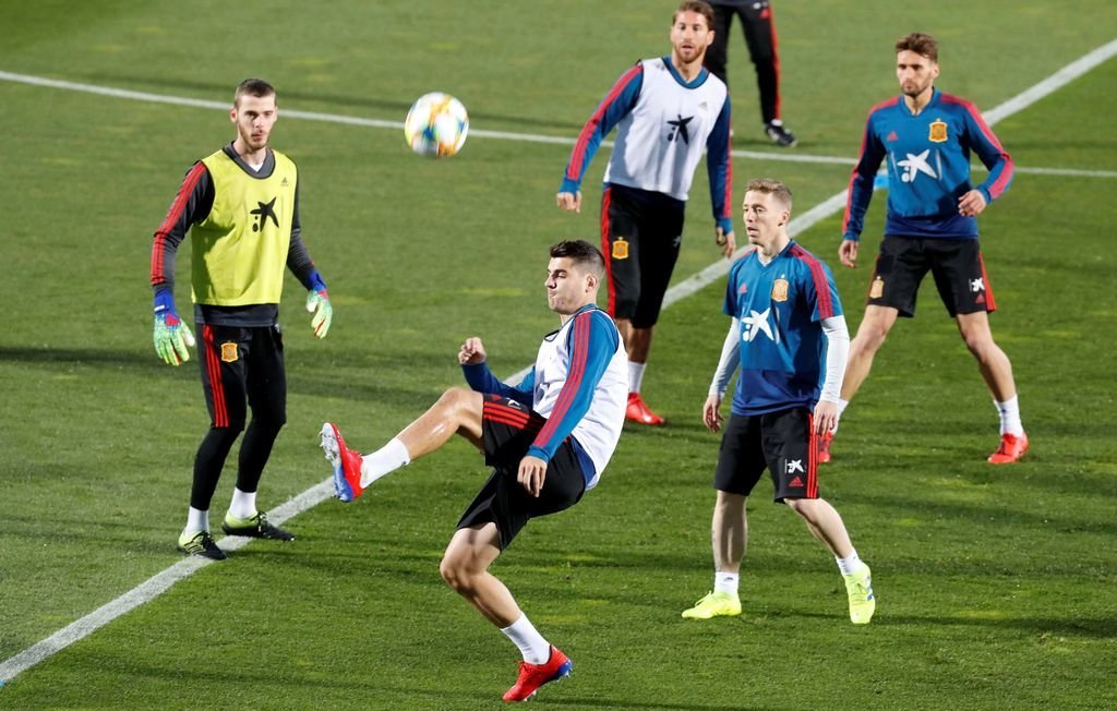 Jugadores de la selección española, ayer, en el primer entrenamiento en la Ciudad del Fútbol de Las Rozas.