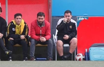 Míchel Alonso (centro), en el banquillo del Baltasar Pujales durante el partido contra el Salmantino.