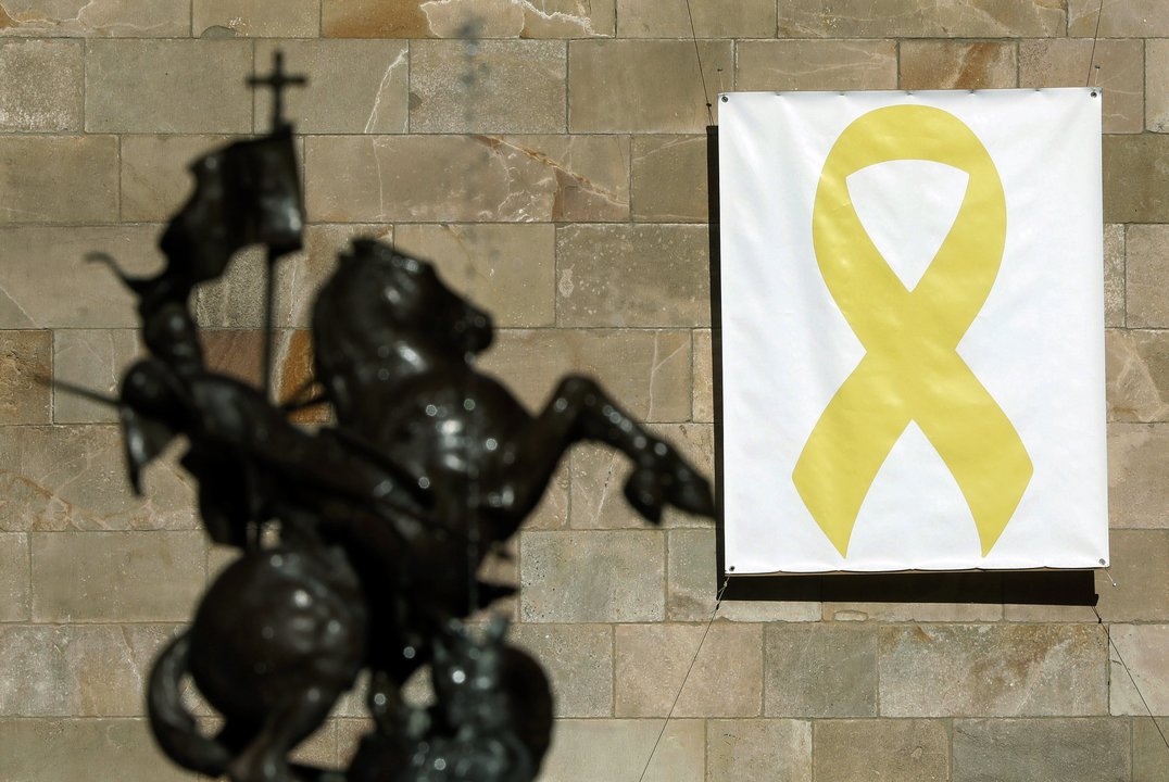 Gran lazo amarillo que colgaba en la tarde de ayer sobre la fachada del Palau de la Generalitat.