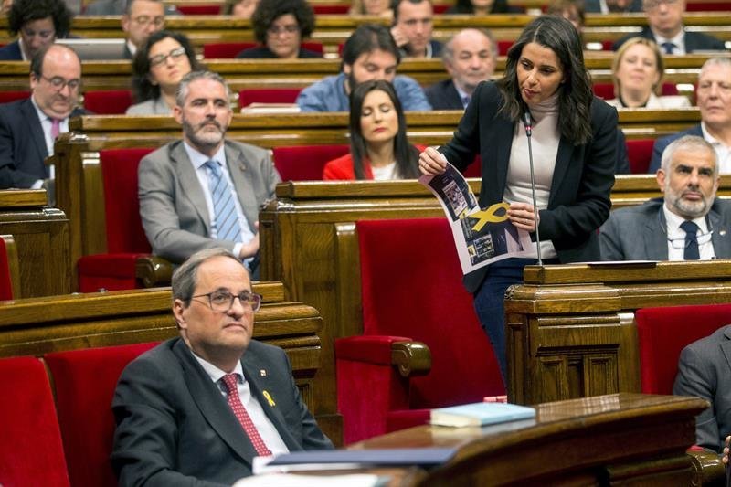 La lider de Ciutadans, Inés Arrimadas, rompe una foto de lazos amarillos en edificios públicos ante el presidente de la Generalitat, Quim Torra (i)