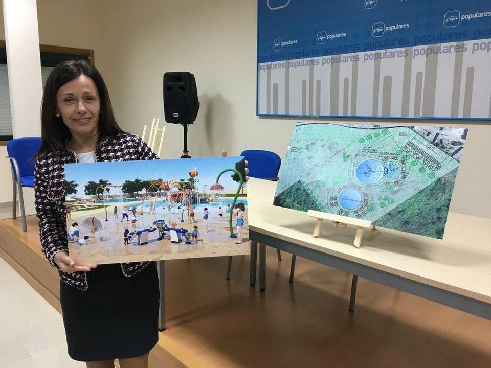 Belén Villar mostrando la recreación del futuro gran Parque Acuático.