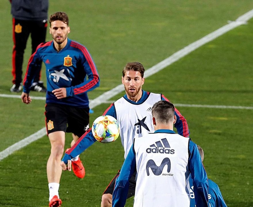 El excéltico Sergi Gómez y Sergio Ramos, en un entrenamiento de la selección española.