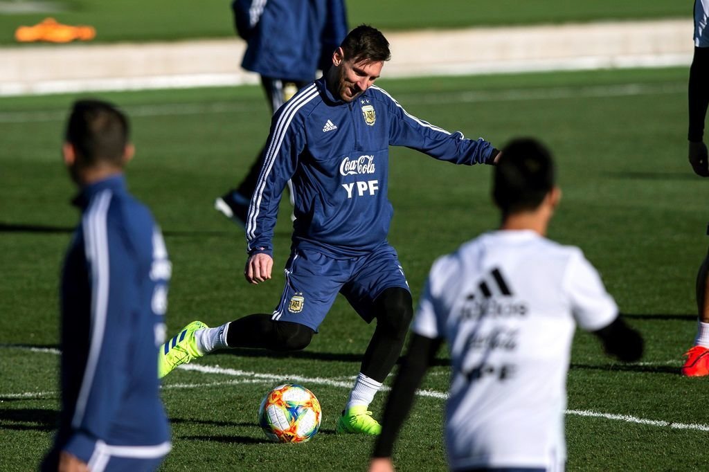 Messi toca el balón con la selección de Argentina.