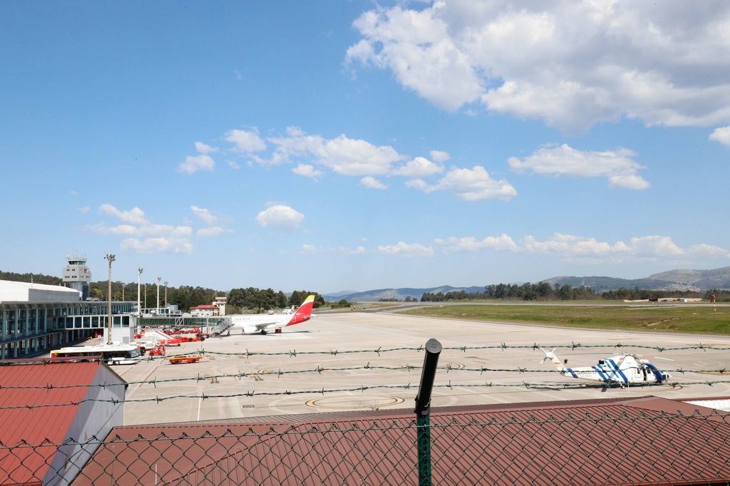 Imagen que presentaba ayer la terminal del aeropuerto de Peinador, con un avión a punto de despegar y otro esperando en pista.