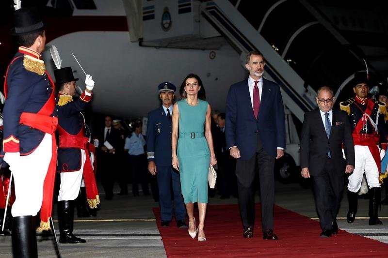 Los reyes de España Felipe VI (c) y Letizia (c.i) caminan en medio de una guardia de honor en Argentina
