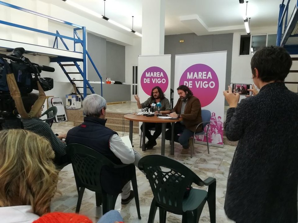 Antón Sánchez y Rubén Pérez Correa, ayer en la sede de Marea de Vigo.