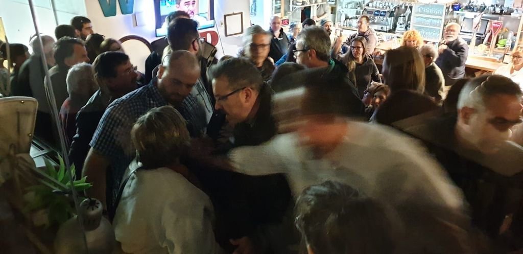 En el bar Sifón se vivieron momentos de tensión con gritos, insultos y empujones entre partidarios y opositores.