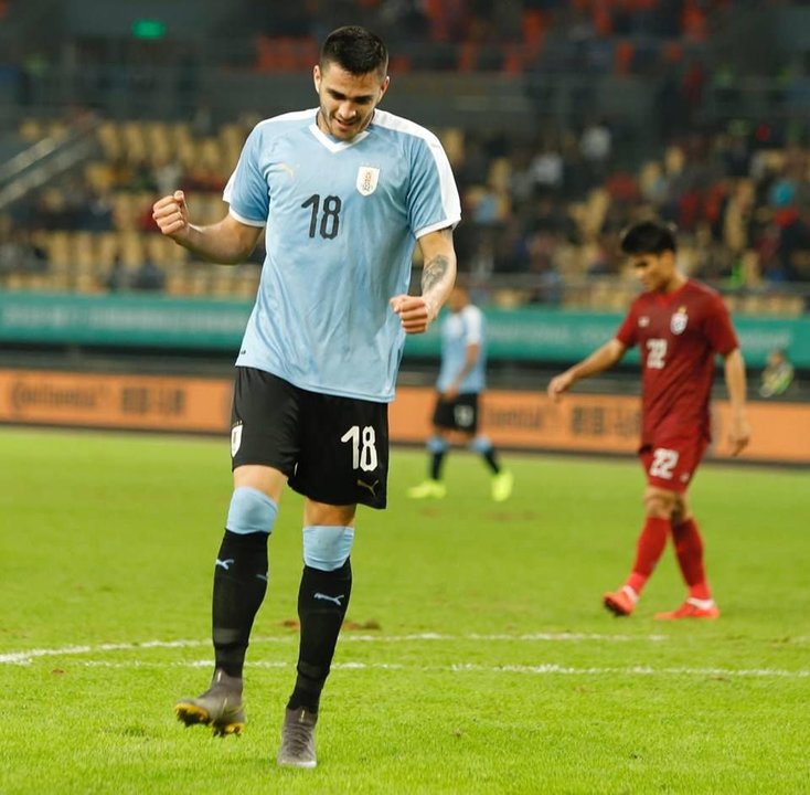 Maxi celebró de este modo su primer gol con Uruguay.