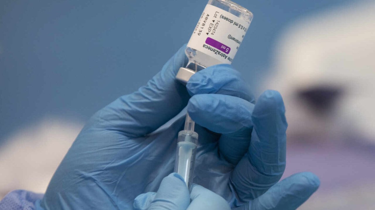 Un sanitario prepara una vacuna de AstraZeneca contra el covid-19.