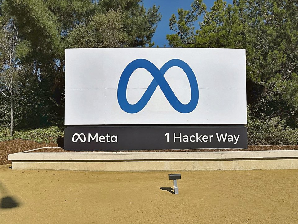 El logo de Meta en sus instalaciones en Menlo Park, California.