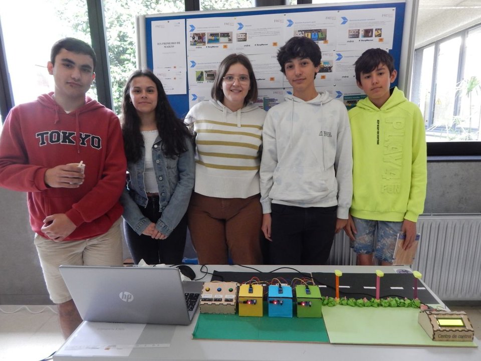 Artai, Ana, Coral, Juan y Jaime, del IES Primeiro de Marzo, ganadores del primer premio de ESO.