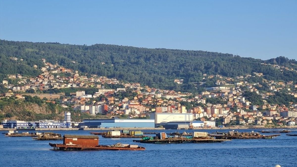 Naves industriales situadas en el litoral de la Ría de Vigo.
