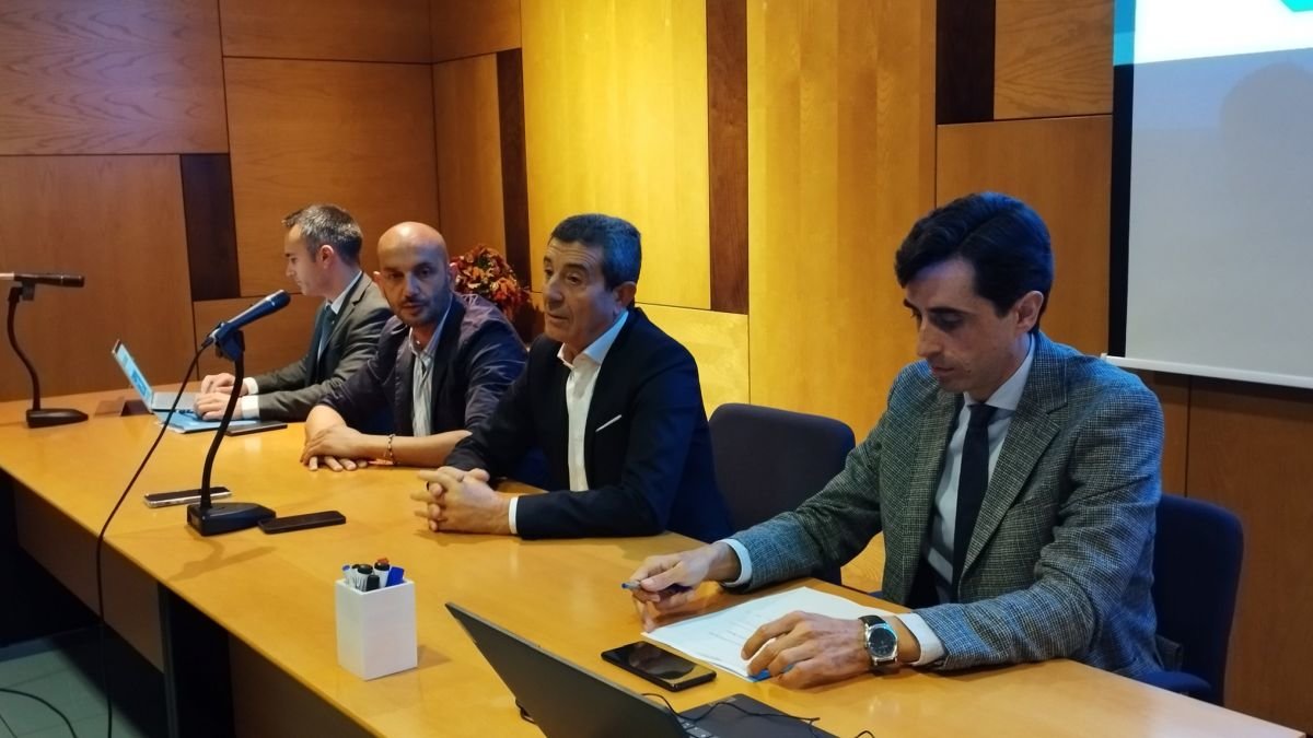 Alejandro Lorenzo, Concello, Indalecio Cuevas, EU A Granxa (centro), y representantes del Igape e Inega.
