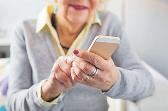El desarrollo de nuevas aplicaciones facilita el uso de los smartphones entre los usuarios de mayor edad.