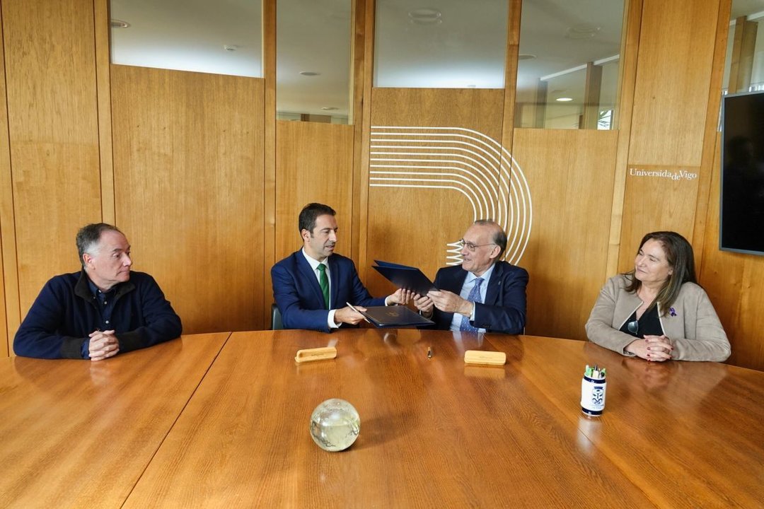 El conselleiro Alfonso Villares y el rector Manuel Reigosa ayer en la firma del convenio.