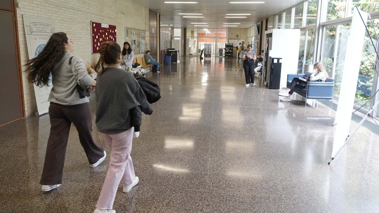 Imagen de archivo de estudiantes por los pasillos de una de las facultades de la UVigo. // Vicente Alonso