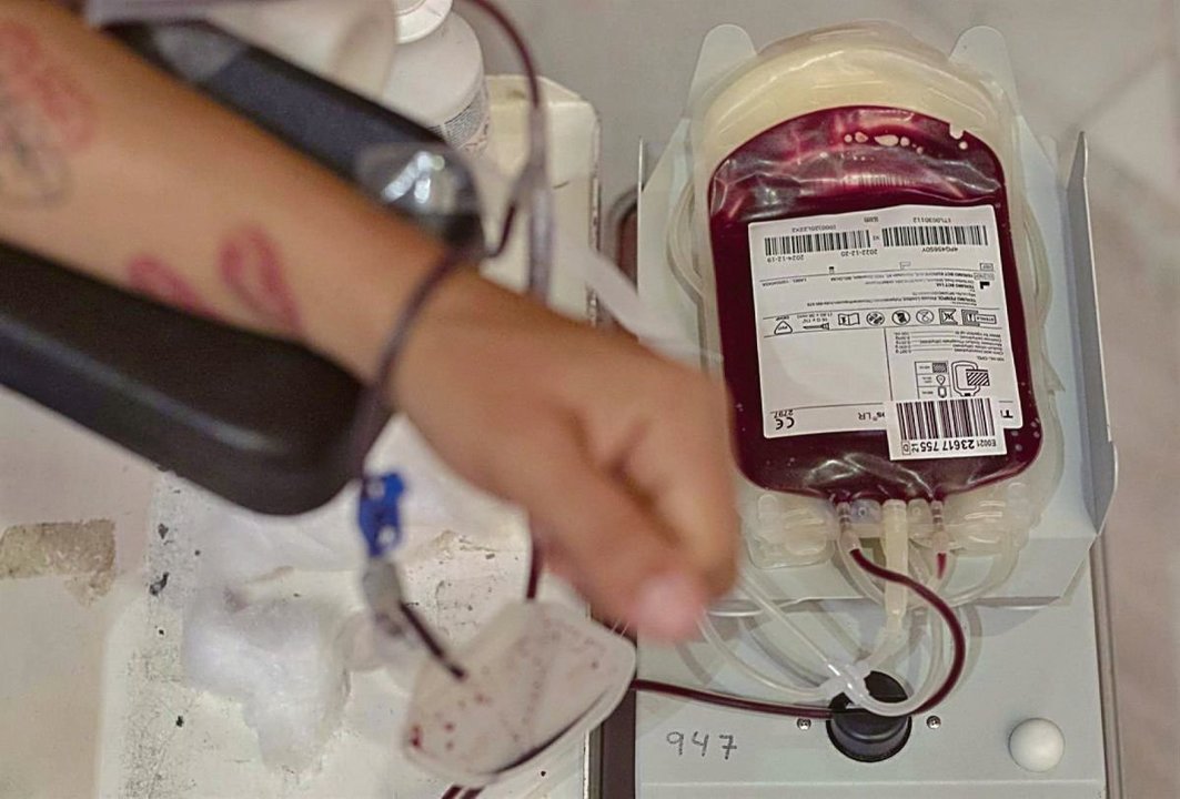 Una persona recibe una transfusión de sangre.