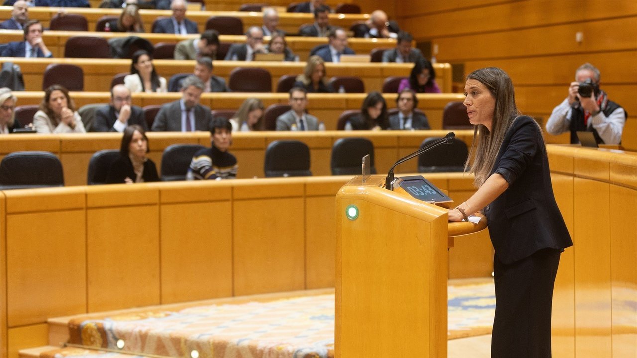La portavoz de Junts en el Congreso, Miriam Nogueras, interviene durante un pleno del Congreso de los Diputados, en el Palacio del Senado. // EP