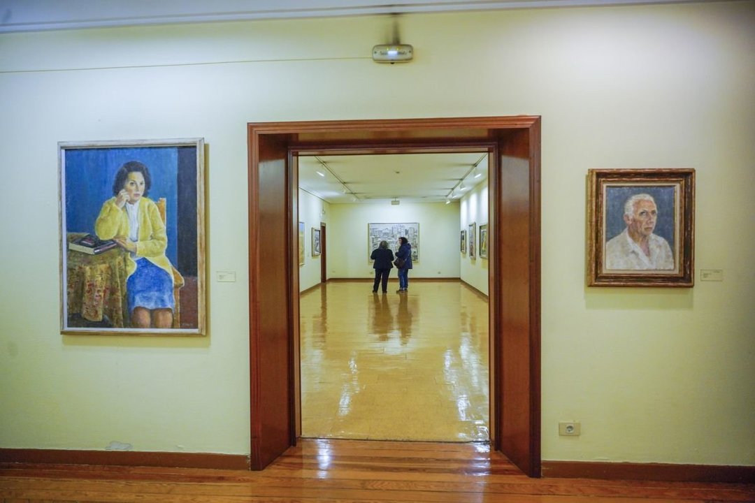El segundo piso de Casa das Artes alberga la Colección Torras, en la imagen un retrato de su mujer, María Jesús, y un autorretrato.
