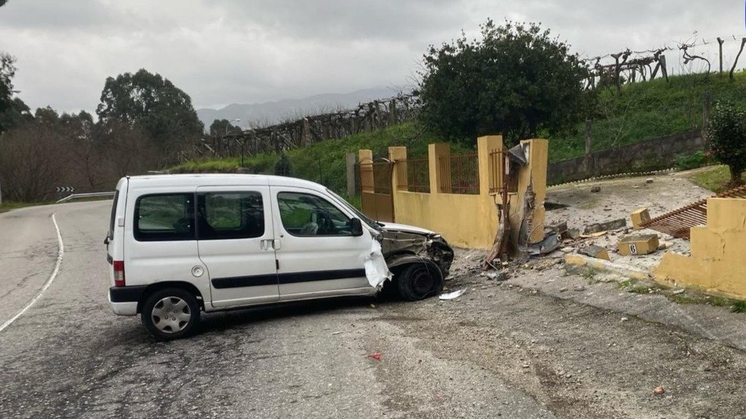 El resultado del accidente de la furgoneta contra un muro en Redondela. // Policía Local