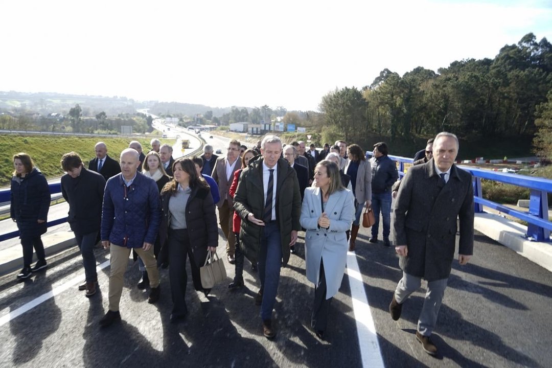 El presidente de la Xunta, Alfonso Rueda, encabezó la apertura de la gran raqueta de unión de las autovías y acceso al polígono en Tui.