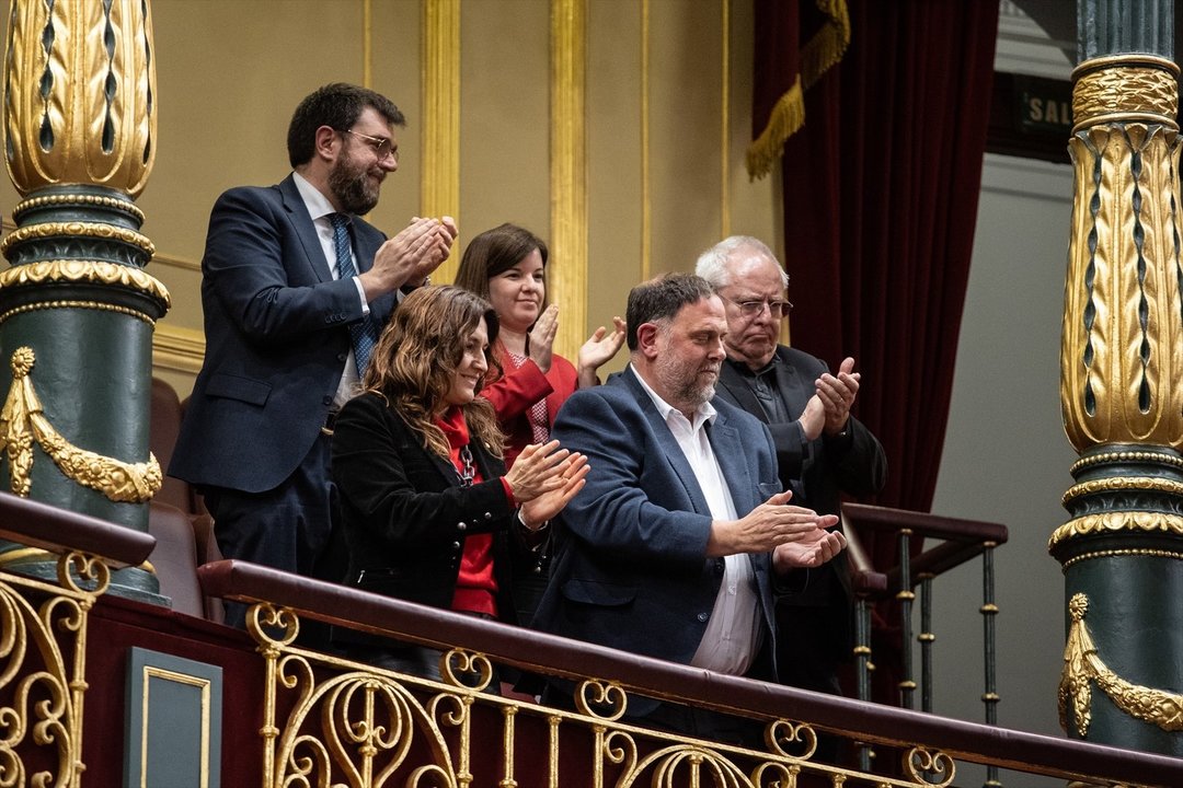 Oriol Junqueras y otros diputados de ERC, el jueves en el Congreso, tras la votación de la ley de amnistía. // E.P.