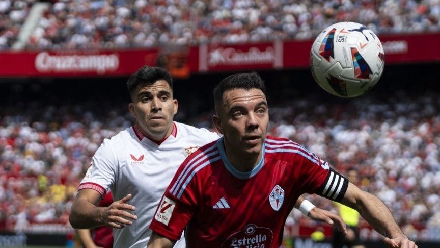 Iago Aspas intenta controlar un balón ante el sevillista Marcos Acuña en el partido de ayer.