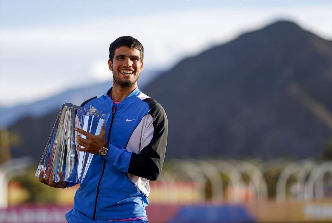Alcaraz con el trofeo de Indian Wells. // Europa Press