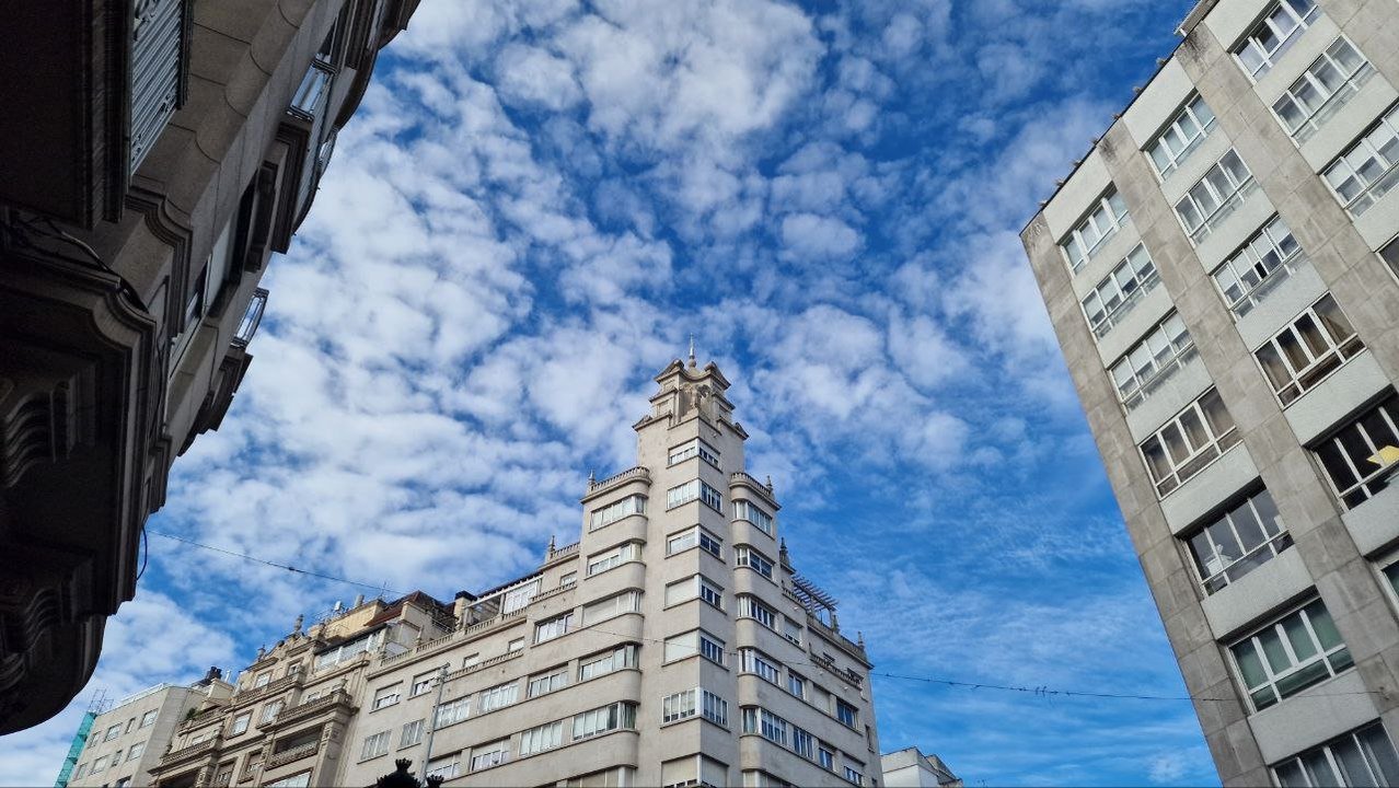 Nubes y claros en Vigo. // J.V. Landín