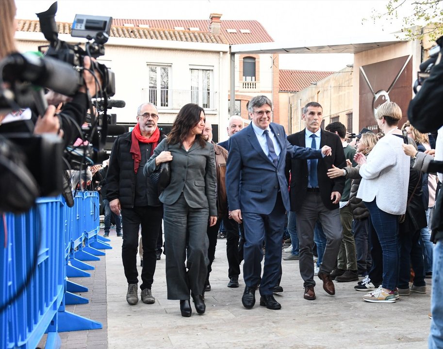 El expresidente de la Generalitat y eurodiputado de Junts, Carles Puigdemont (3i), a su llegada al Mairie d'Elne (Ayuntamiento de Elna). // EP
