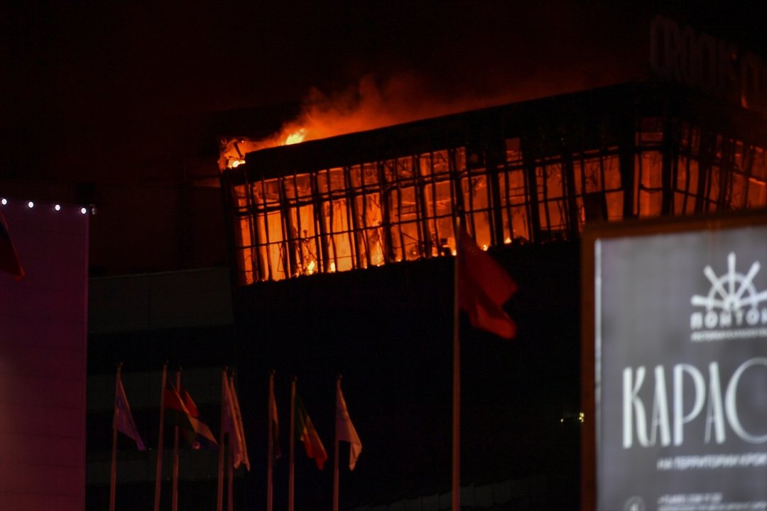 Fuego en la sala de conciertos de Moscú en la que se perpetró el atentado. // Europa Press