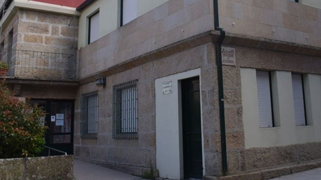 Exterior de las instalaciones de la UAD de Cangas en la Avda. de Ourense.