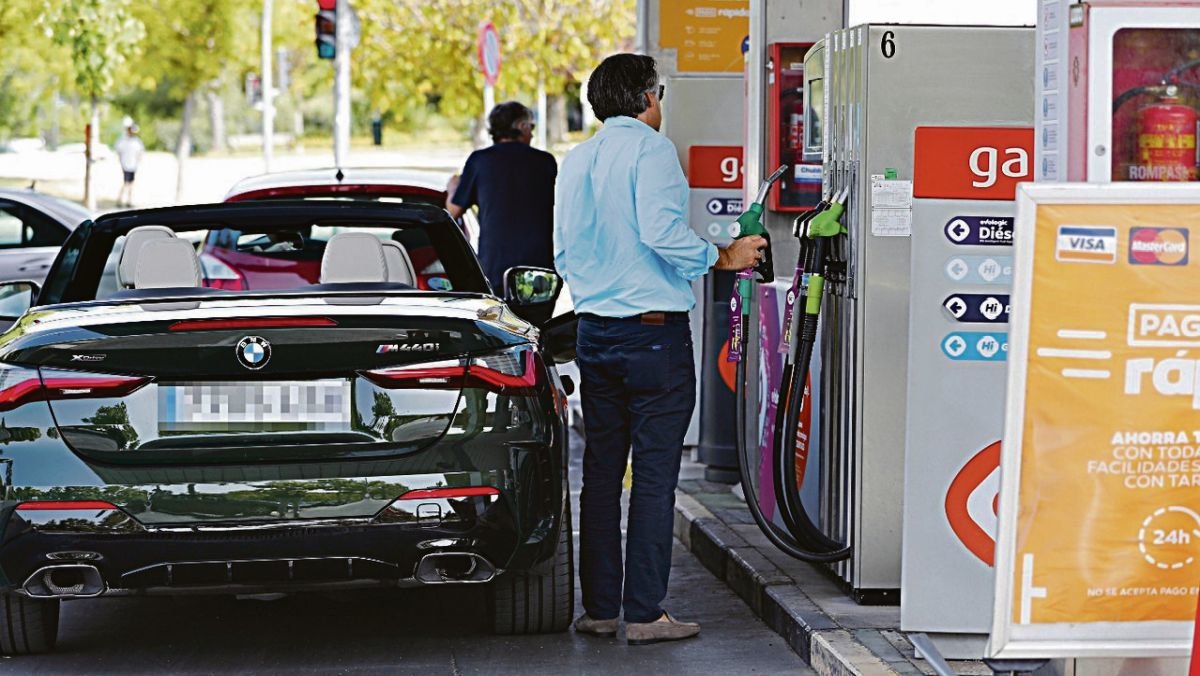 Una persona reposta combustible en una gasolinera.
