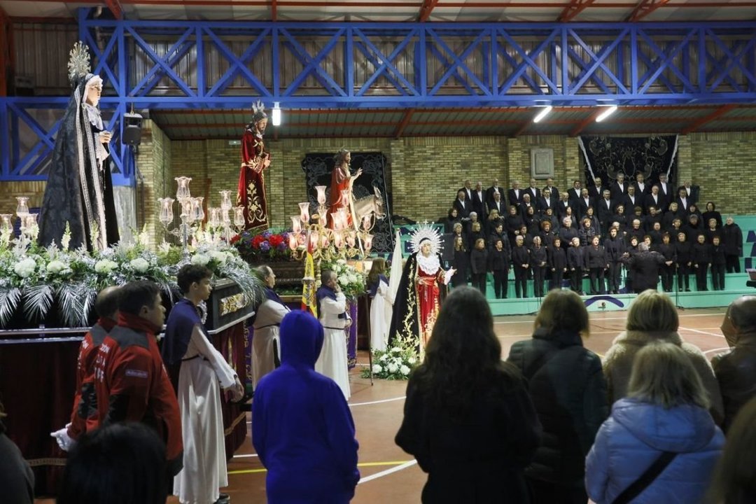 Los fieles pudieron contemplar los pasos de la Semana Santa expuestos en el colegio Compañía de María, donde hubo una actuación coral.