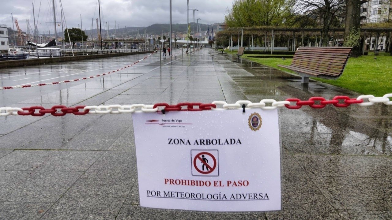 Zona verde cerrada en Vigo por la borrasca Nelson.
