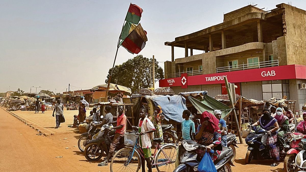 Habitantes de los suburbios de Burkina Faso abandonan el país por la inestabilidad política.