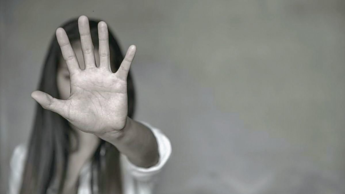 Una mujer levanta la mano contra la violencia de género.